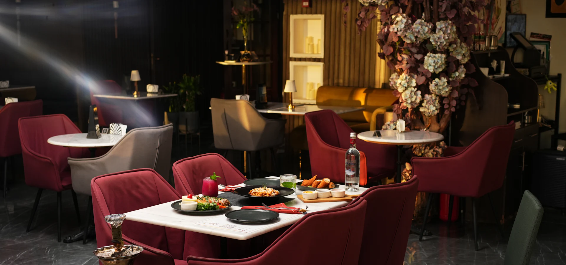 Interior elegante del restaurante Burako Gourmet con iluminación cálida