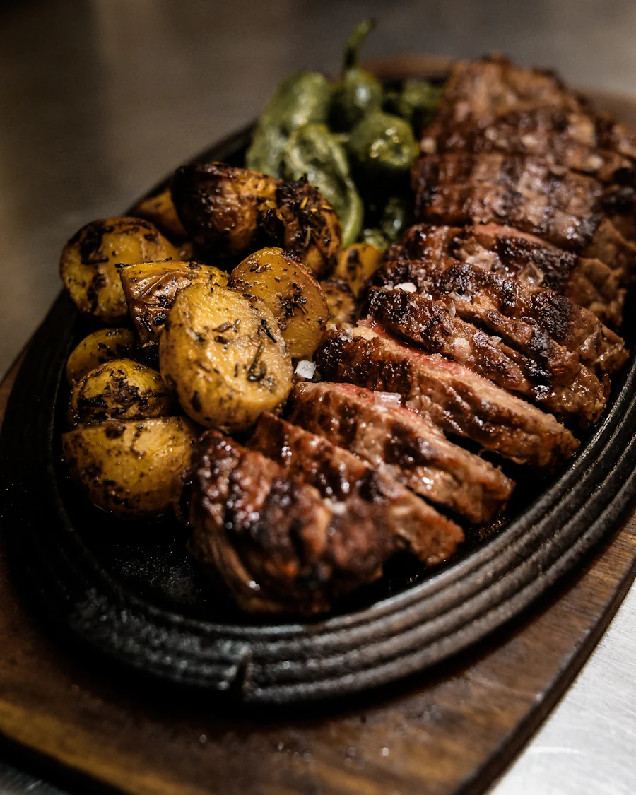 Corte Burako, corte de carne con cocción precisa y acompañamientos de temporada