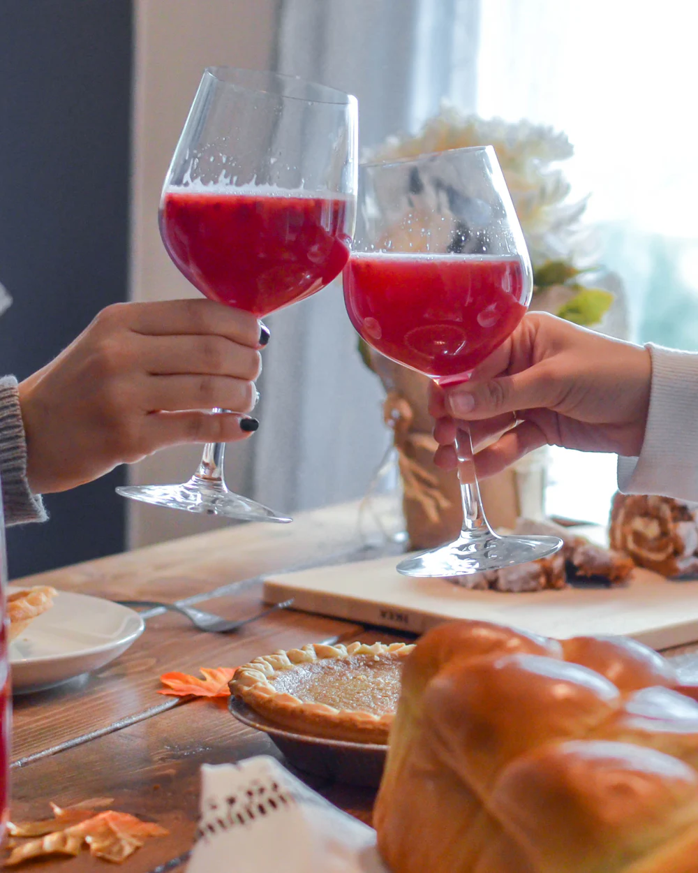 Dos personas brindando con vino en Burako Gourmet
