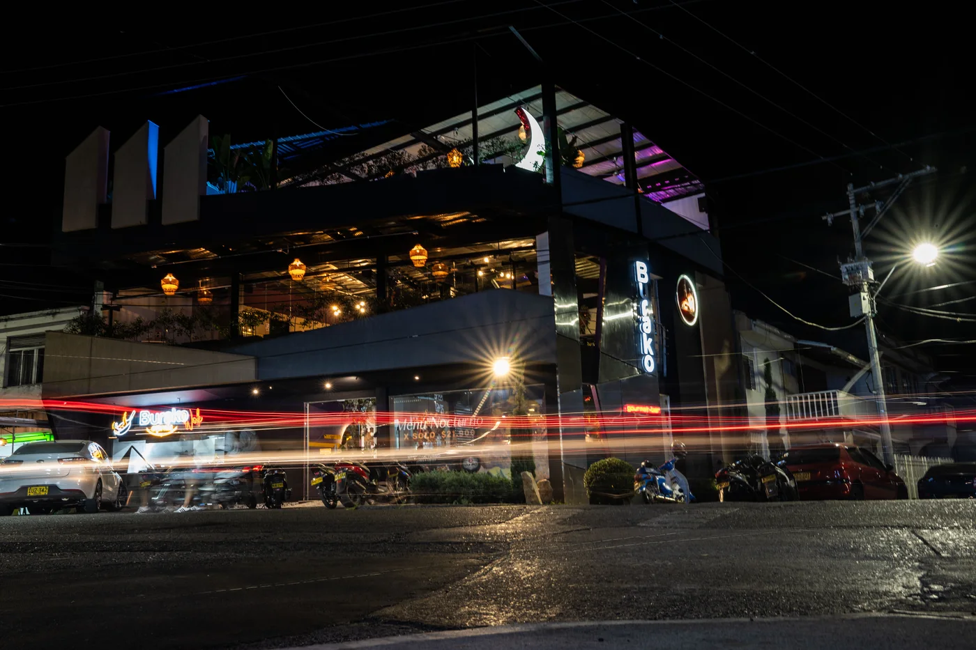 Fachada nocturna de Burako Gourmet en Guadalajara de Buga